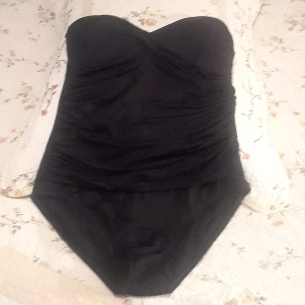 LA BLANCA One Piece SWIMSUIT euc 14 🏖